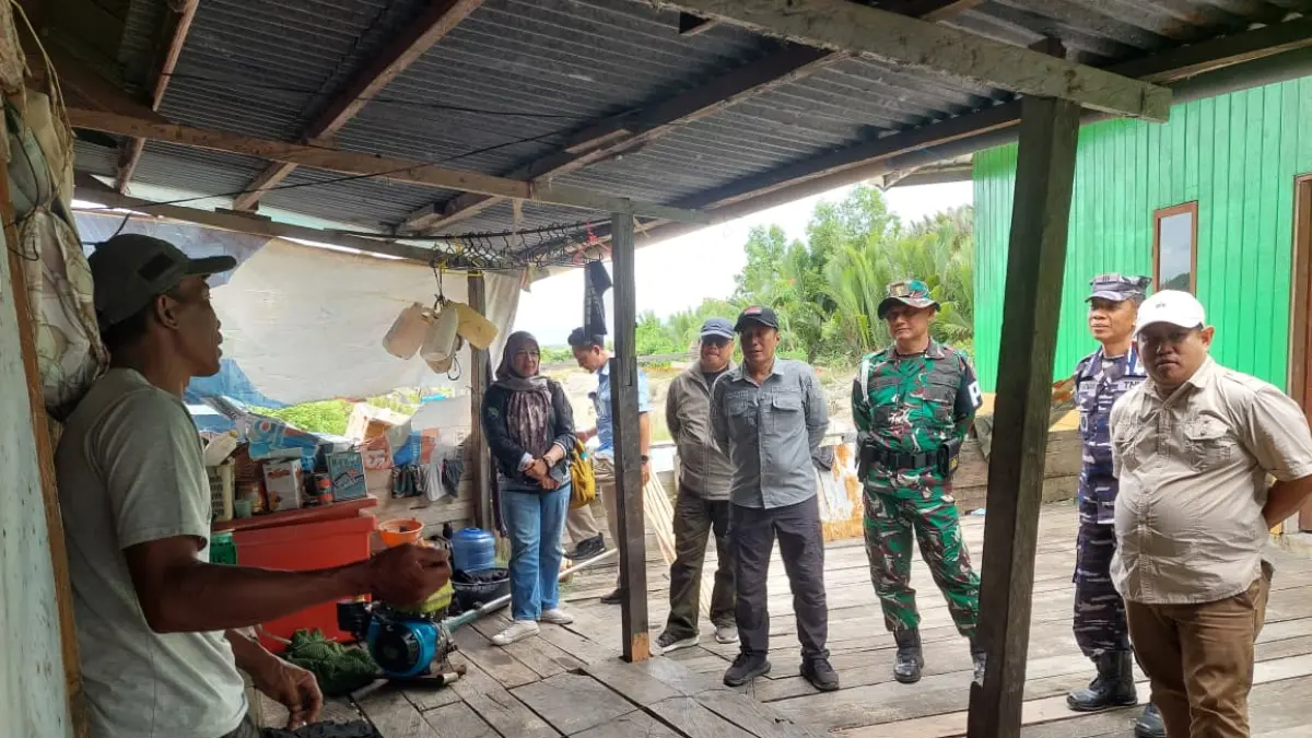 PENGAWASAN: Tim gabungan saat berdialog dengan warga. FOTO: FIJAI PASARIJA/RADAR TARAKAN