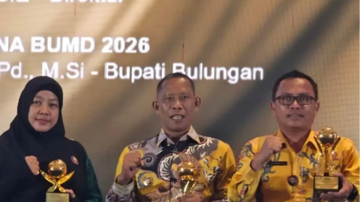 APRESIASI: Bupati Bulungan Syarwani menerima penghargaan TOP Pembina BUMD 2026 di Jakarta.(FOTO: ISTIMEWA)
