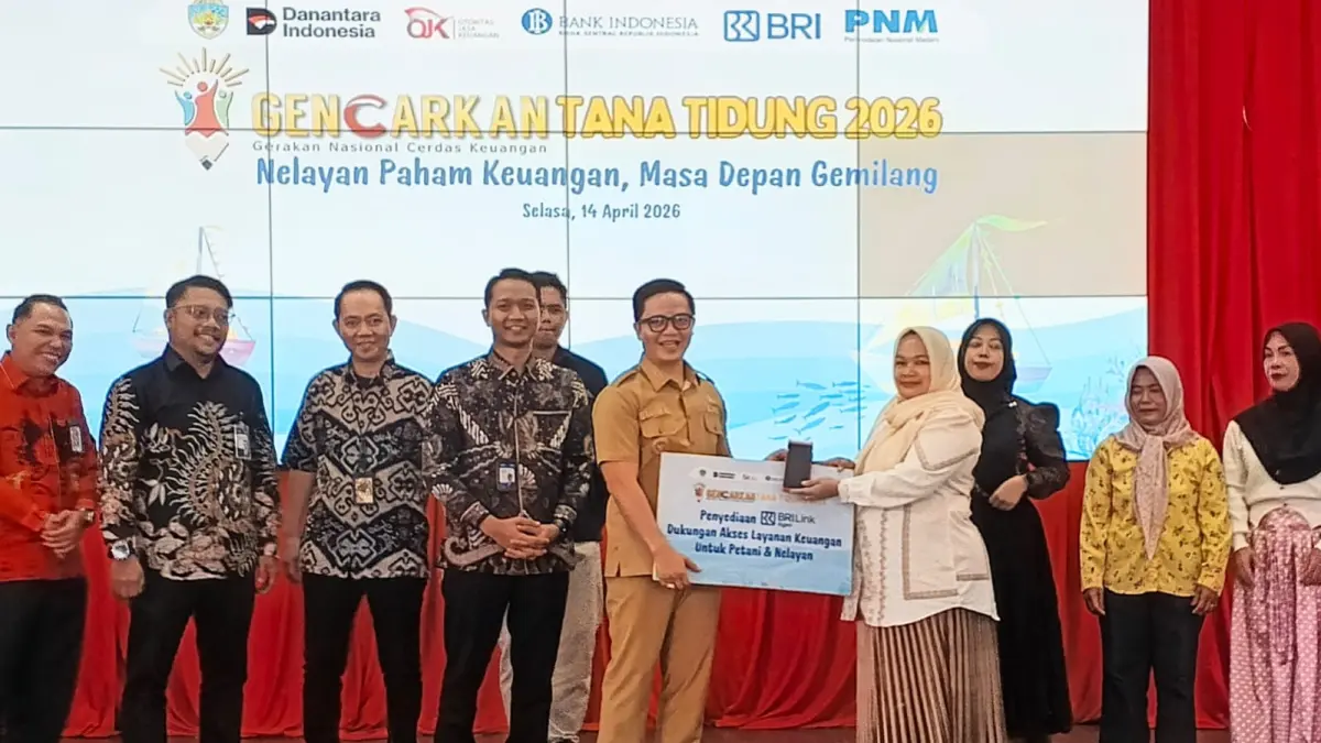 APRESIASI: Bupati Ibrahim Ali secara simbolis menyerahkan akses layanan keuangan untuk petani. (FOTO: DISKOMINFO)