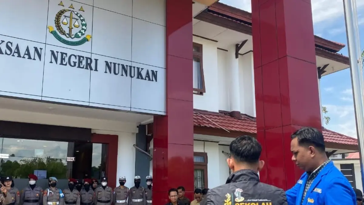 DESAK : Jenderal Lapangan, Aliansi Masyarakat Pemerhati Keadilan Nunukan, Andi Baso saat menyampaikan orasi di Kantor Kejari Nunukan, Selasa (14/4).