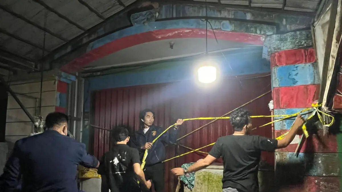 DIGARIS POLISI : Pihak kepolisian memberikan garis polisi di lokasi pria yang ditemukan meninggal dunia di lantai dua ruko Pasar Gusher.&nbsp;