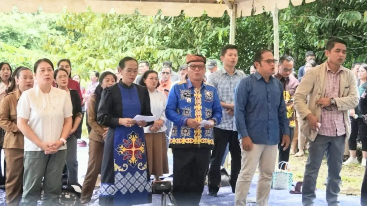 IBADAH: Suasana penuh sukacita dan kebersamaan mewarnai Perayaan Paskah Persekutuan Oikumene Aparatur Sipil Negara (ASN) Kabupaten Tana Tidung yang digelar di kawasan Pemancingan MPagon 415, Desa Sebidai, Senin (13/4).(FOTO: DISKOMINFO)