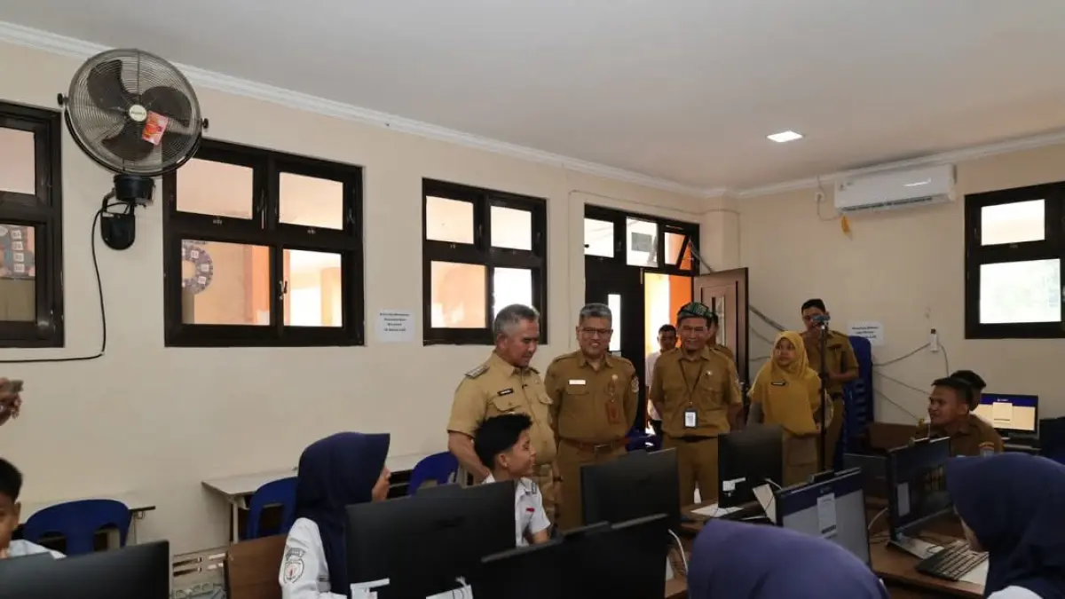 MENINJAU : Wali Kota Tarakan dr Khairul Meninjau langsung pelaksanaan TKA di SMP Negeri 7 Tarakan. ISTIMEWA