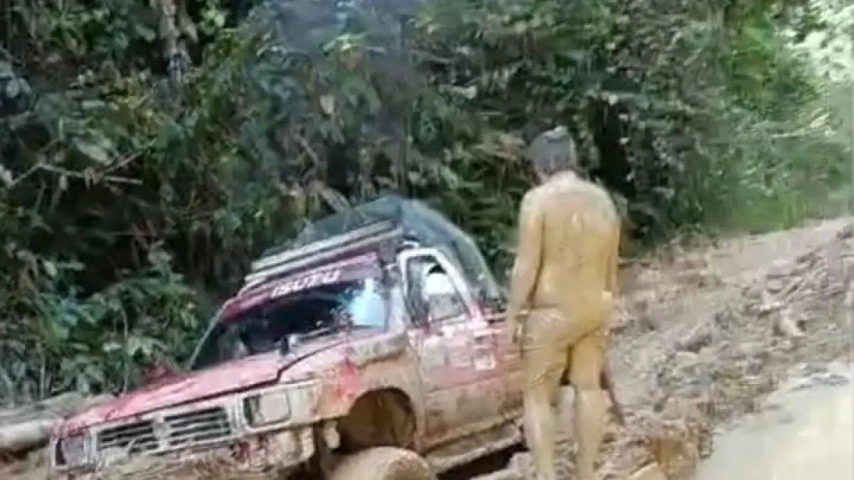 MIRIS : Kondisi sopir bermandikan lumpur saat berjuang agar kendaraannya keluar dari jalan rusak di aalan antar kecamatan di Krayan.&nbsp;