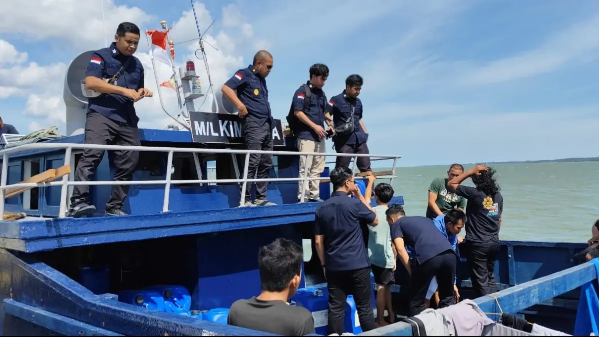PEMERIKSAAN : Petugas Inteldakim Nunukan saat melakukan pengecekan dokumen keimigrasian WNA yang berada di kapal. ASRULLAH/RADAR TARAKAN
