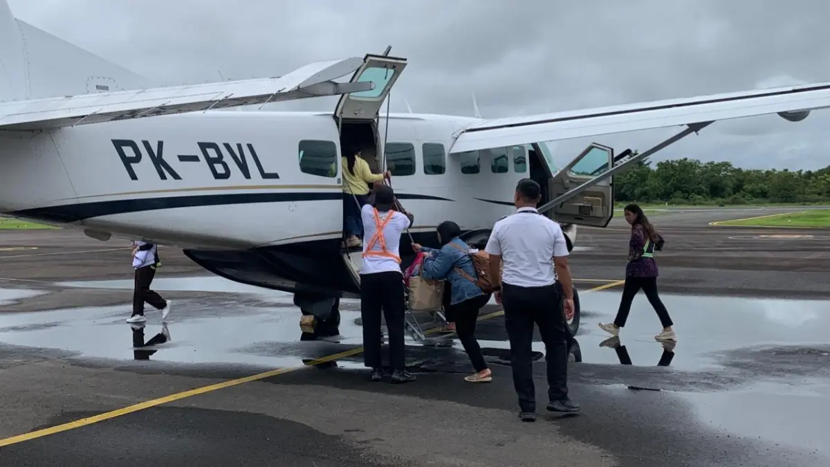 TURUN: Sejumlah penumpang di Bandara RA Bessing menaiki pesawat susi air menuju pedalaman Long Ampung. FOTO: DIPA/RADAR TARAKAN