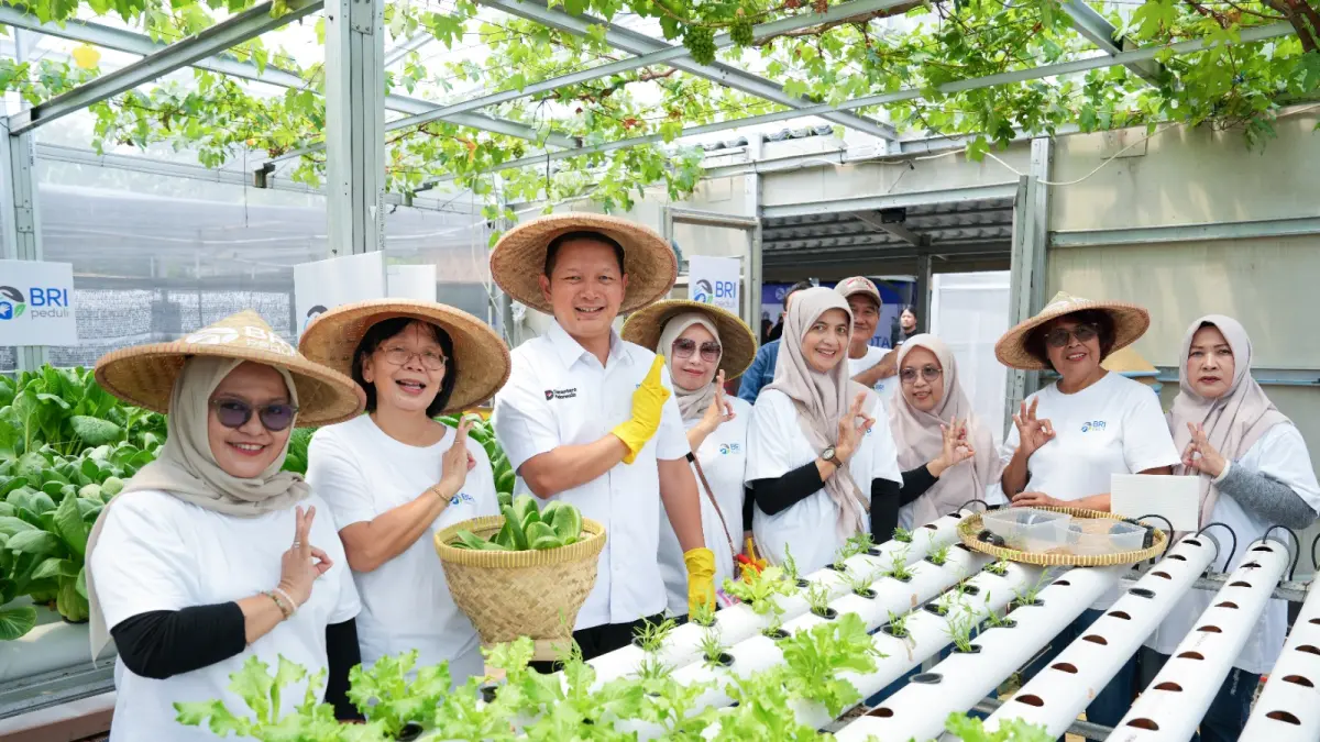 Kelompok KWT Buaran Citra Lestari bersama perwakilan BRI menunjukkan hasil urban farming hidroponik dalam program BRInita di Jakarta.