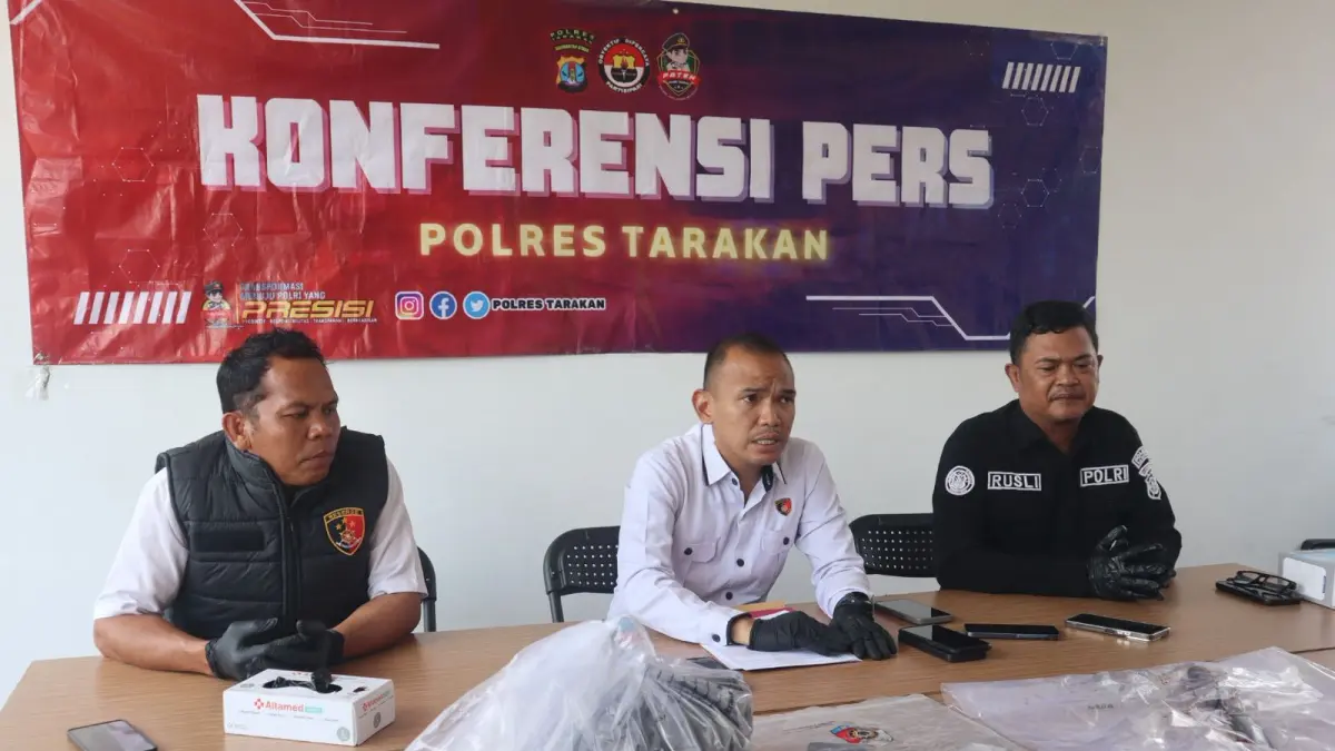 KONFERENSI PERS: Kasat Reskrim Polres Tarakan AKP Reginal Yuniawan Sujono (tengah) menggelar konferensi pers terkait penemuan mayat bersimbah darah di Pasar Gusher, Rabu (15/4). ELIAZAR/RADAR TARAKAN&nbsp;