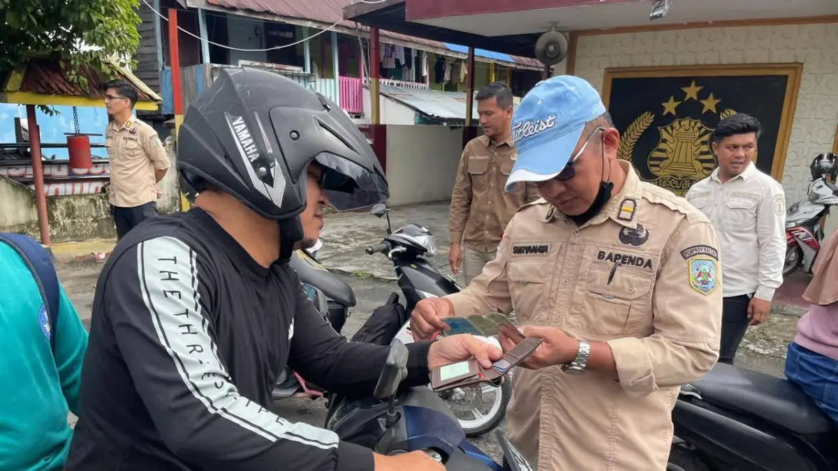 PEMERIKSAAN : Petugas UPTD Bapenda Kaltara Kelas A Wilayah Nunukan melakukan pemeriksaan dokumen kendaraan.&nbsp;
