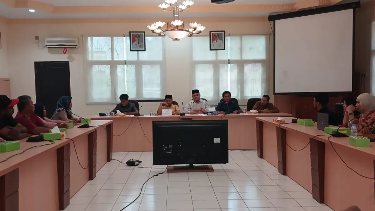 RDP : Suasana RDP pembahasan isu pemberhentian eks tenaga kebersihan di kantor DPRD Tarakan. AGUS DIAN ZAKARIA/RADAR TARAKAN