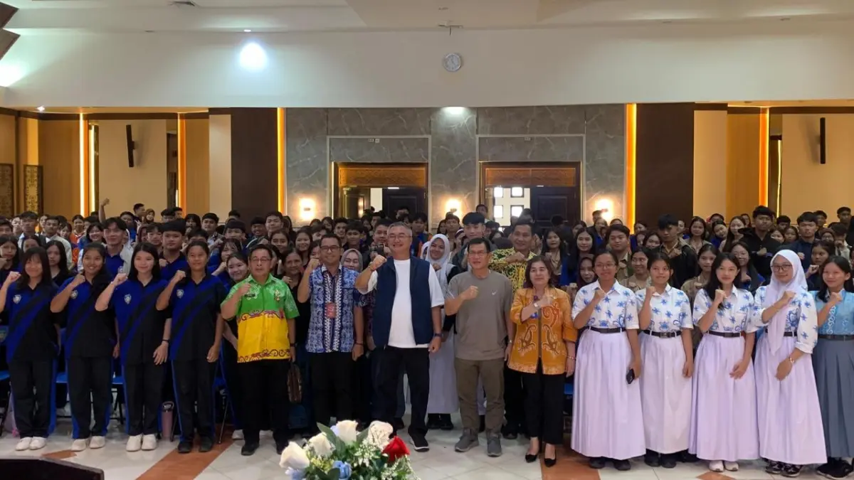 Bupati Malinau bersama jajaran dan pelajar berfoto usai sosialisasi Program Desa Sarjana Unggul 2026 yang mendorong peningkatan SDM daerah.