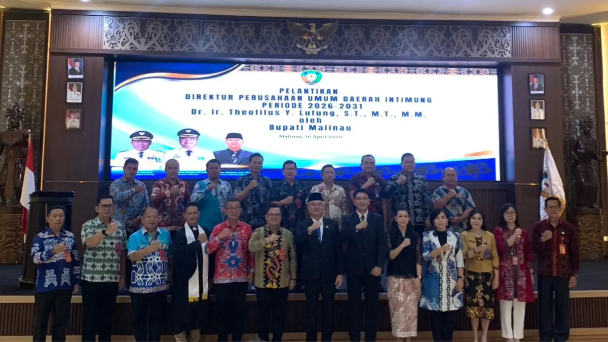 Foto bersama Bupati Wempi bersama jaharan Pemda dan Direktur Perumda Intimung yang baru.