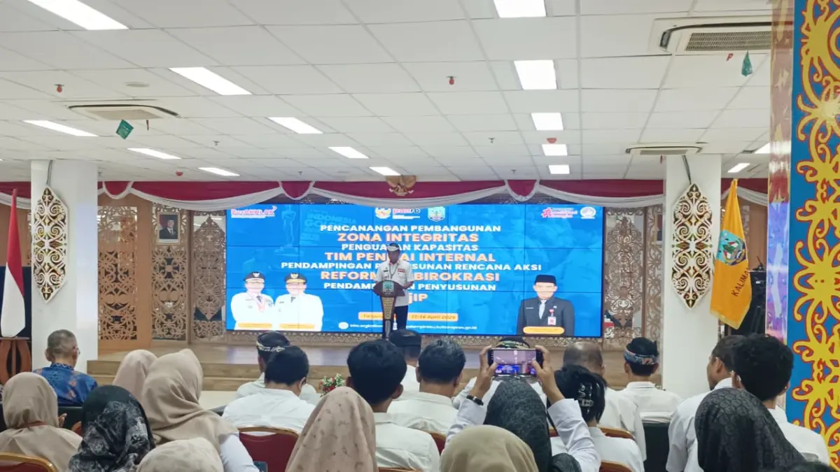 KOMITMEN: Gubernur Kaltara, Zainal Arifin Paliwang membuka pencanangan zona integritas di lingkungan Pemprov Kaltara. FOTO: IWAN K/RADAR TARAKAN