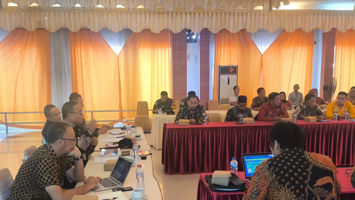 PEMBAHASAN : Kepala BPPD Nunukan, Robby Nahak Serang bersama Asisten Deputi Penataan Ruang Kawasan Perbatasan BNPP RI, Ismawan Harijono saat memimpin rakor, Kamis (16/4). ASRULLAH/RADAR TARAKAN