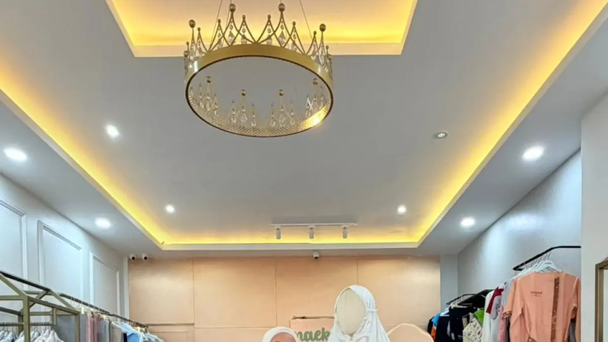 Pemilik brand Naeka menunjukkan produk mukena premium berdesain elegan yang berhasil menembus pasar internasional.