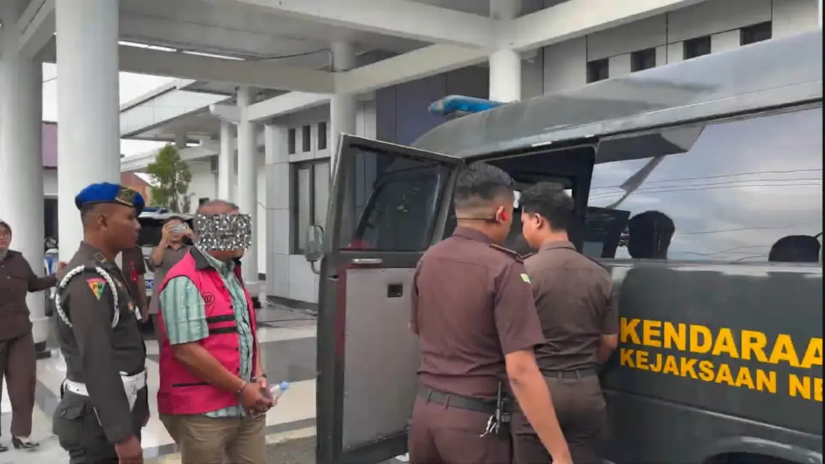 PENAHANAN: Tersangka saat digiring ke Rutan Polresta Bulungan. FOTO: RADAR TARAKAN