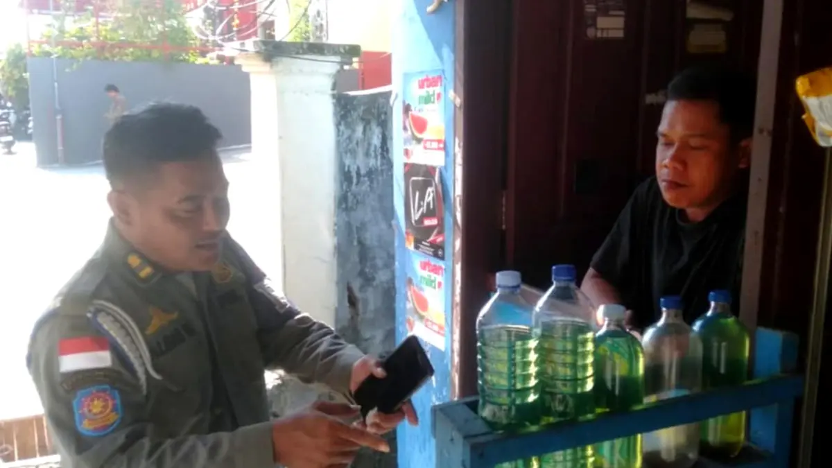 PENDATAAN : Personel Satpol PP melakukan pendataan kepada pelaku usaha di Nunukan.&nbsp;