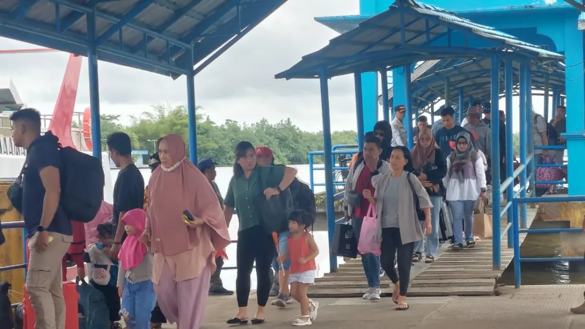 PENDUDUK: Tampak aktivitas warga di Pelabuhan Kayan II, Tanjung Selor. FOTO: RADAR TARAKAN