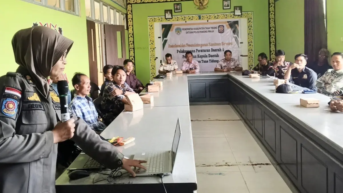 SOSIALISASI: Kepala Seksi Pembinaan da. Penyuluhan Erwin Dwi Meriana memaparkan sejumlah perda  dalam sosialisasi, Kamis pagi (16/4)