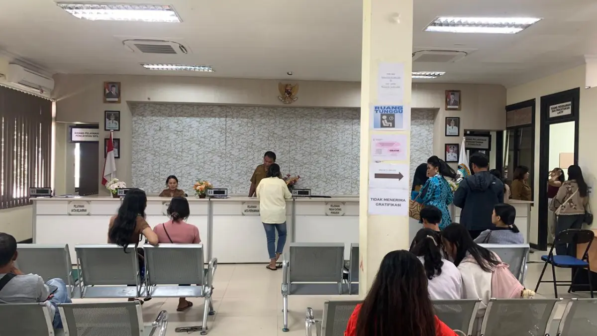 URUS KEPENDUDUKAN: Pelayanan di Disdukcapil Malinau, tampak banyak warga yang mengurus adminitrasi data kependudukan. FOTO: DIPA/RADAR TARAKAN