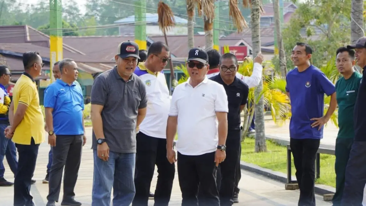 BERSIH-BERSIH: Wabup Sabri meninjau pelaksanaan kerja bakti di RTH. H. Joesoef Abdullah, Tideng Pale, Jumat (17/4)