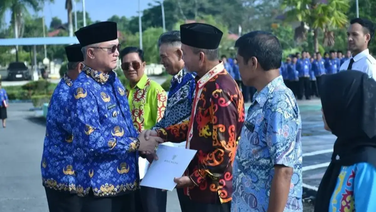 Foto : DIPA/RADAR TARAKAN
APEL: Bupati Wempi saat menyerahkan SK Pensiun dan SK CPNS kepada beberapa ASN di Pemkab Malinau.