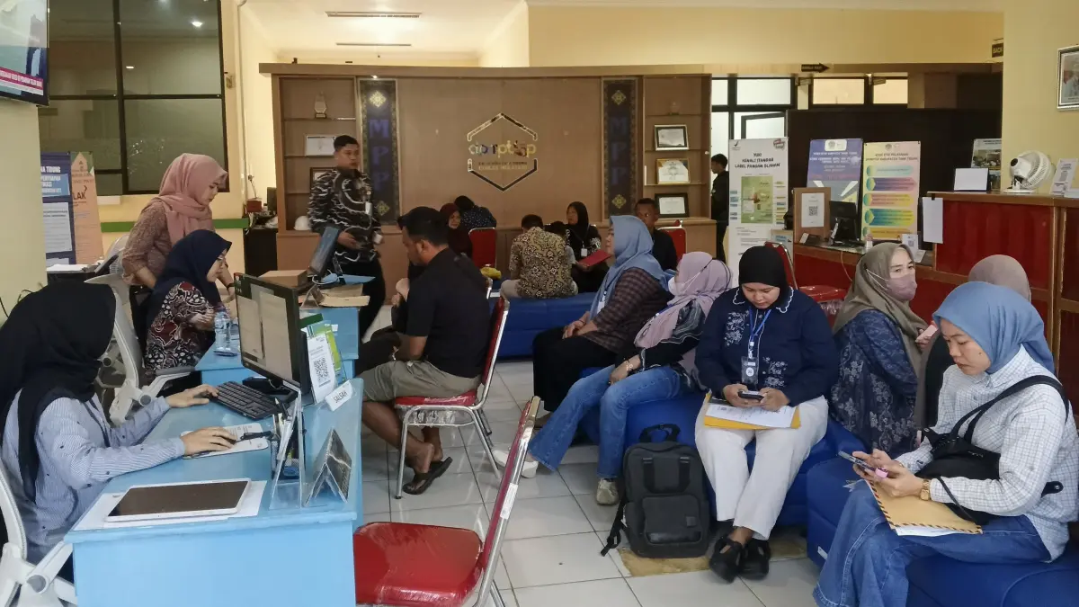 JEMPUT BOLA: Sejumlah pemohon antre untuk mendapatkan pelayanan dari Kantor Imigrasi Tarakan. (FOTO: SOPIAN/RADAR TARAKAN)