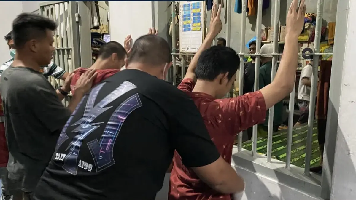 RAZIA : Kamar hunian WBP khususnya Kamar 1 Blok Pesantren dilakukan razia mendadak oleh petugas. ISTIMEWA