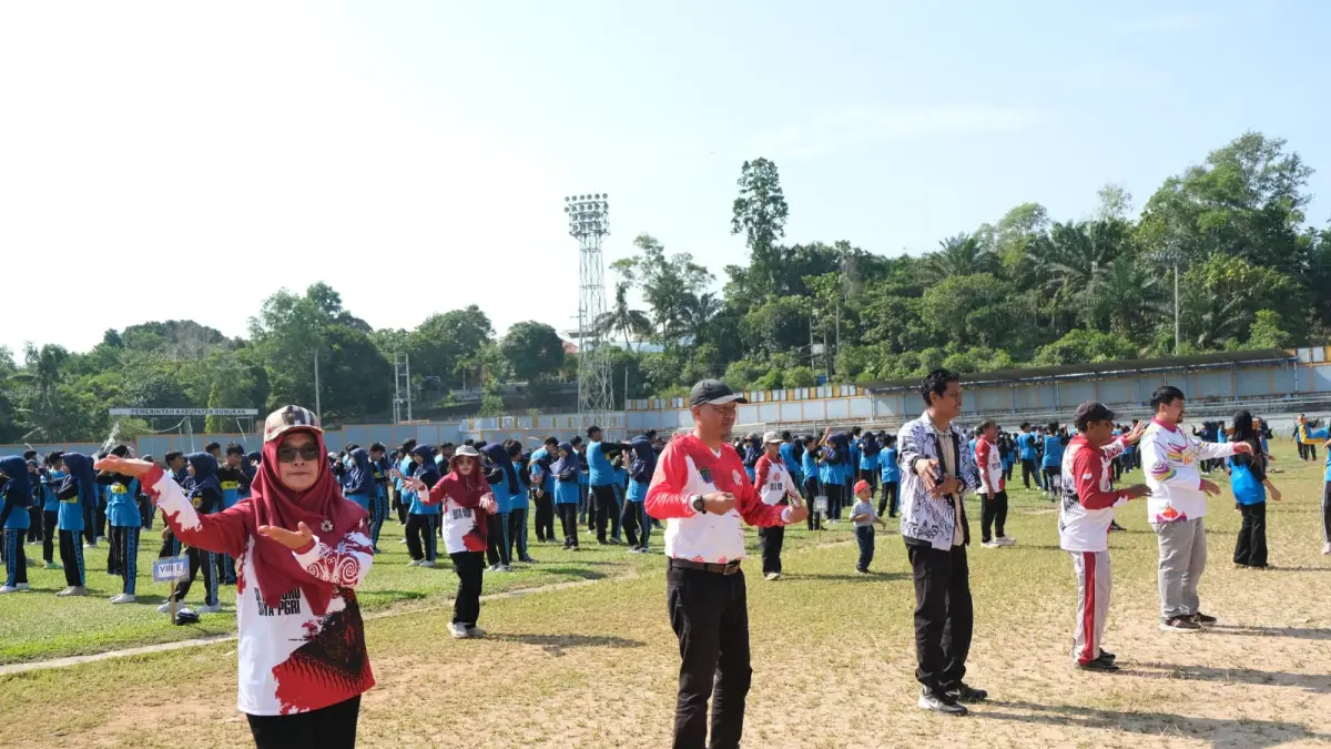 SEIRAMA : Para guru besama pelajar SMPN 1 Nunukan saat menampilkan Tari Jepen Massal yang berlangsung di Stadion Sei Bilal, Jumat (17/4).&nbsp;