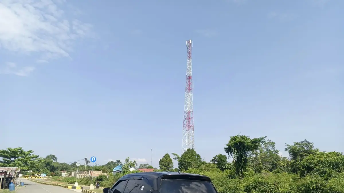 TELELOMUNIKASI:Tower jaringan telekomunikasi telepon seluler di Desa Sebawang. (FOTO: SOPIAN/RADAR TARAKAN)