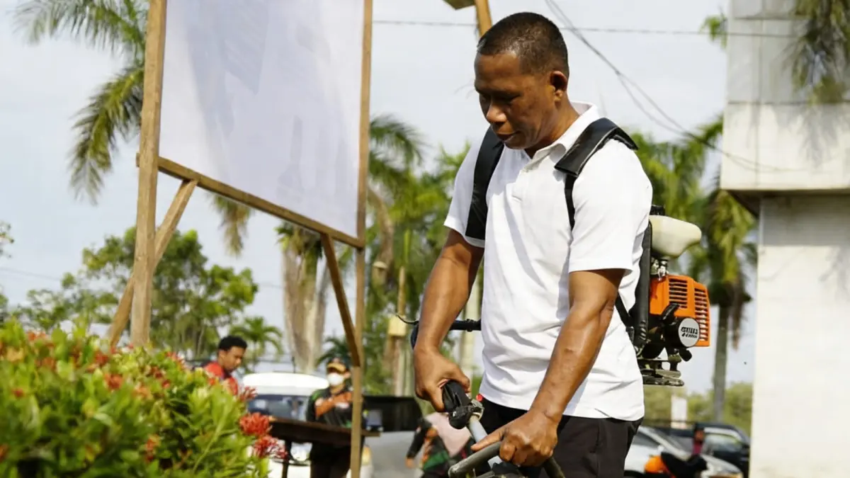 GERAKAN BERSIH: Bupati Bulungan Syarwani menggunakan mesin potong rumput dalam gerakan Indonesia Asri. FOTO: DOK PEMKAB BULUNGAN