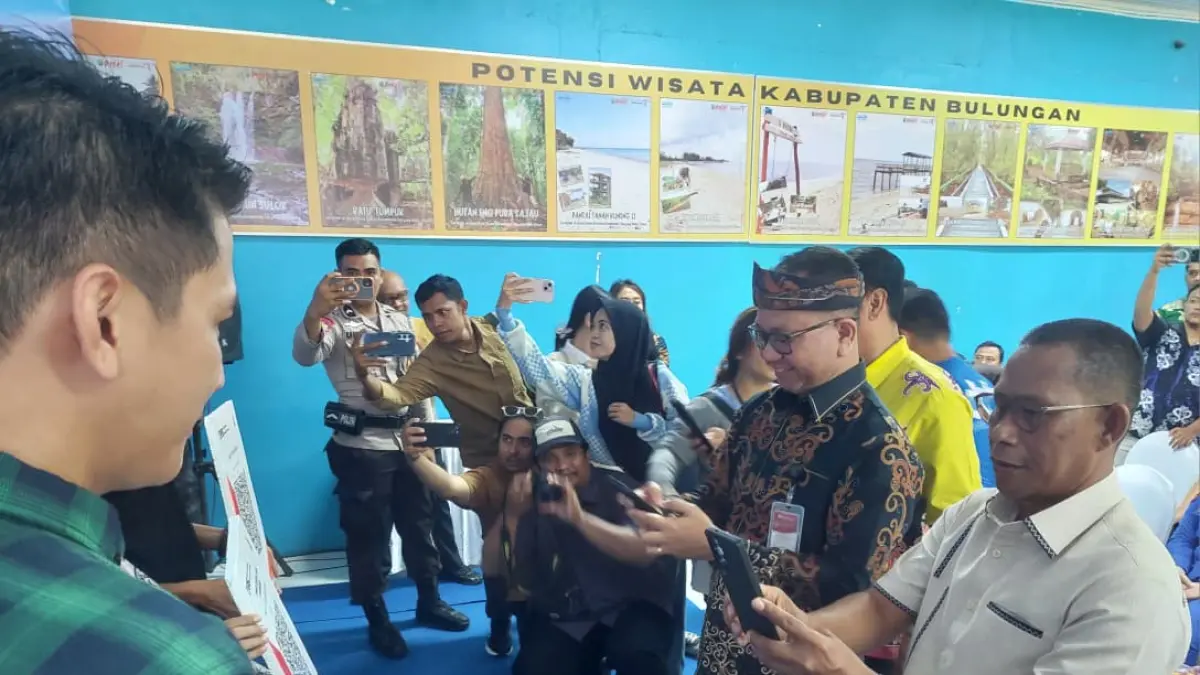 NONTUNAI: Bupati Bulungan Syarwani menggunakan aplikasi QRIS. FOTO: RADAR TARAKAN