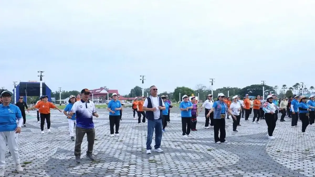 PROKOMPIM

SENAM: Bupati Wempi bersama anggota PWKI Kabupaten Malinau saat melaksanakan senam bersama di halaman PLB.