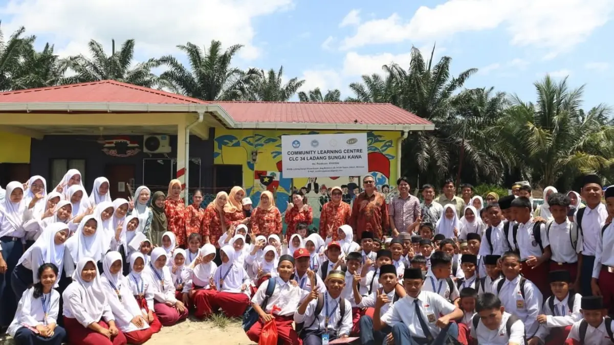 EDUKASI : Konsulat RI Tawau saat menyambangi para siswa-siswi CLC Sungai Kawa, yang berlokasi di Syarikat Sawit Kinabalu, Ladang Sungai Kawa.&nbsp;