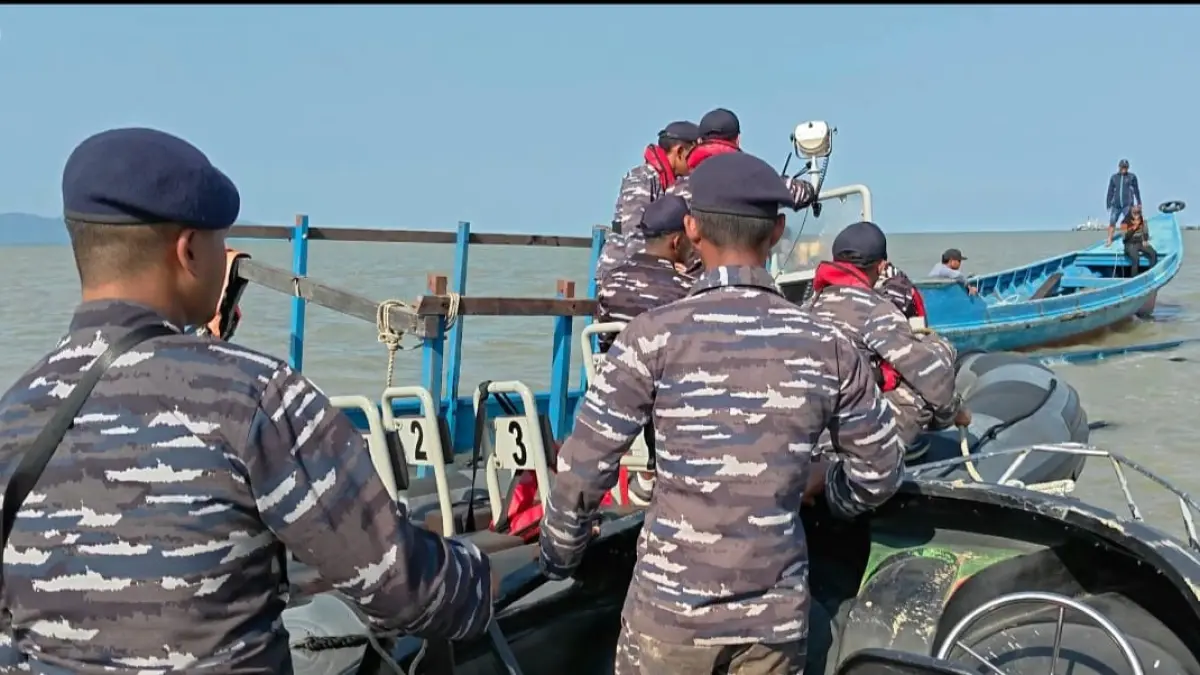 EVAKUASI : Personel gabungan melakukan evakuasi terhadap perahu yang karam di Perairan Sebatik, Jumat (17/4).&nbsp;