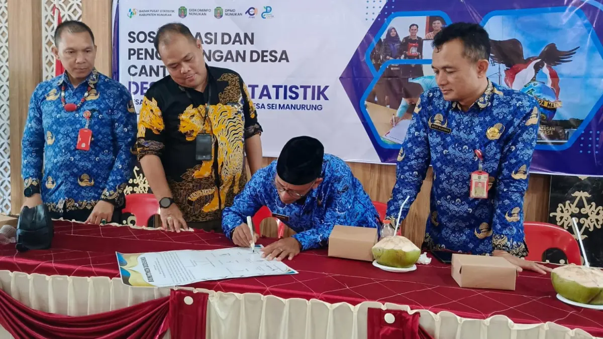 KOMITMEN : Pencanangan tiga desa di Kecamatan Sebatik dilakukan Kepala BPS Nunukan, Dr. Iskandar Ahmaddien bersama Kepala DPMD Nunukan, Helmi Pudaaslikar, Kepala Diskominfo Nunukan, Arief Budiman dan Camat Sebatik Hadriyani pada Jumat (17/4).&nbsp;