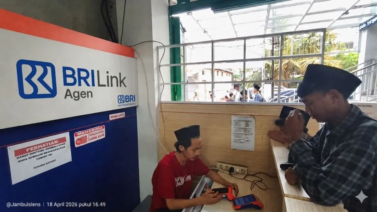 Layanan di Agen BRILink Toko Assalam Lirboyo, Kediri. Agen ini layani sekitar 200
transaksi per hari dengan mayoritas pelanggan dari kalangan santri.