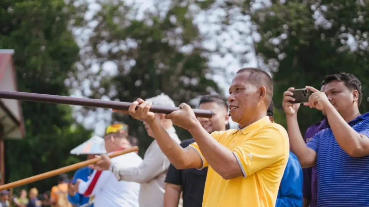 MENYUMPIT: Bupati Bulungan Syarwani membuka kompetisi Olahraga Tradisional (Otrad), Sabtu (17/4).(FOTO: TASLEE)