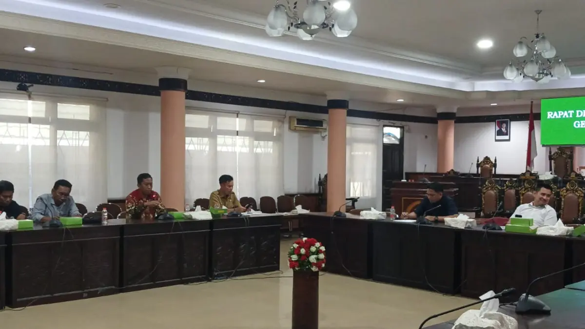 BAHAS KOPERASI: Suasana RDP di gedung DPRD Tarakan, Senin (20/4) sore. AGUS DIAN ZAKARIA/RADAR TARAKAN