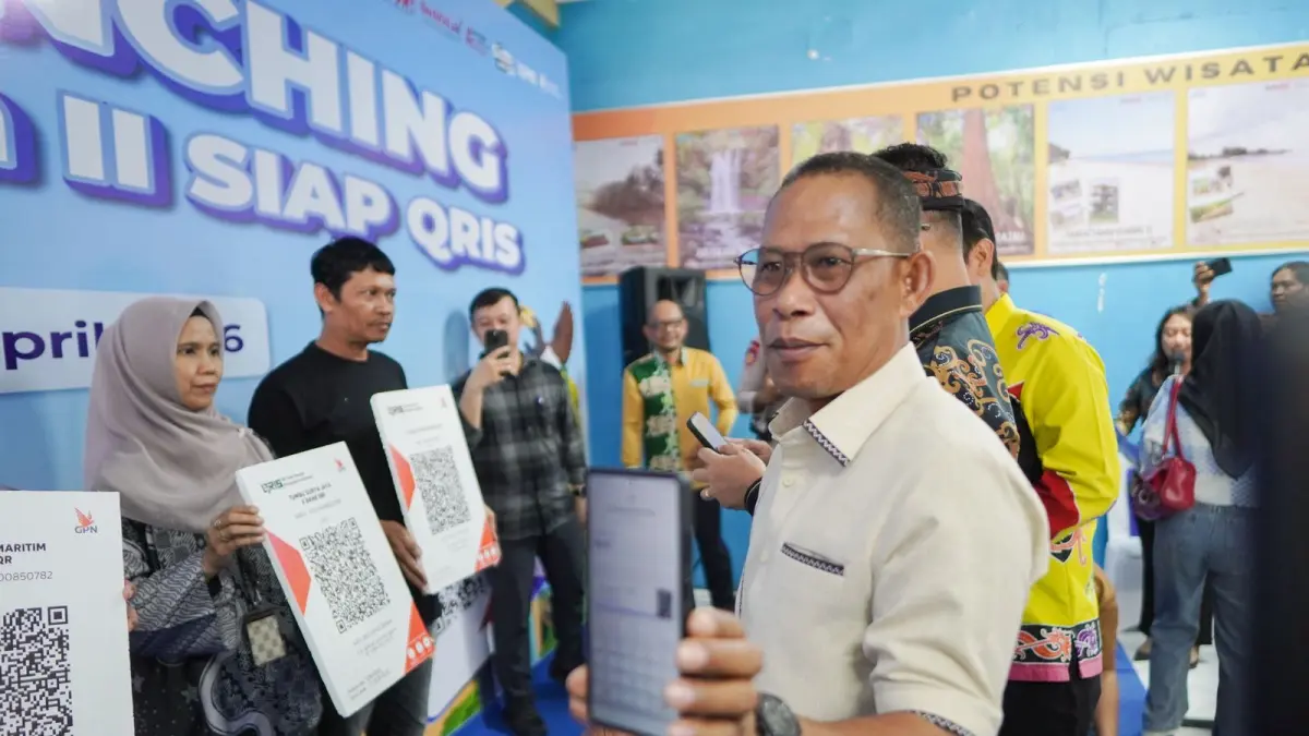 DIGITAL : Bupati Bulungan Syarwani ketika mencoba layanan transaksi digital di pelabuhan Kayan II.
(Taslee/Radar Tarakan)