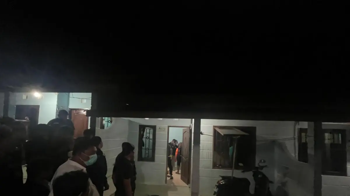 DITEMUKAN : Kontrakan korban yang dipadati warga setelah korban ditemukan pihak kepolisian dalam kondisi meninggal dunia. ELIAZAR/RADAR TARAKAN&nbsp;