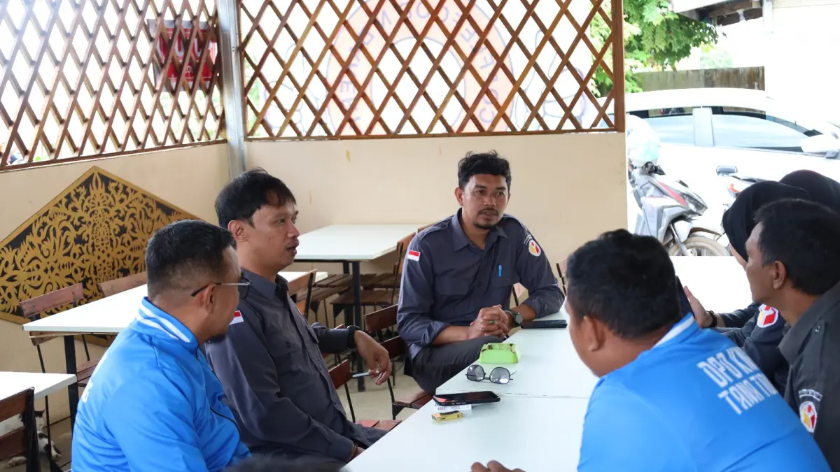 KONSILIDASI DEMOKRASI: Bawaslu dan KNPI Tana Tidung berdiskusi tentang pemilu. (FOTO: ISTIMEWA)