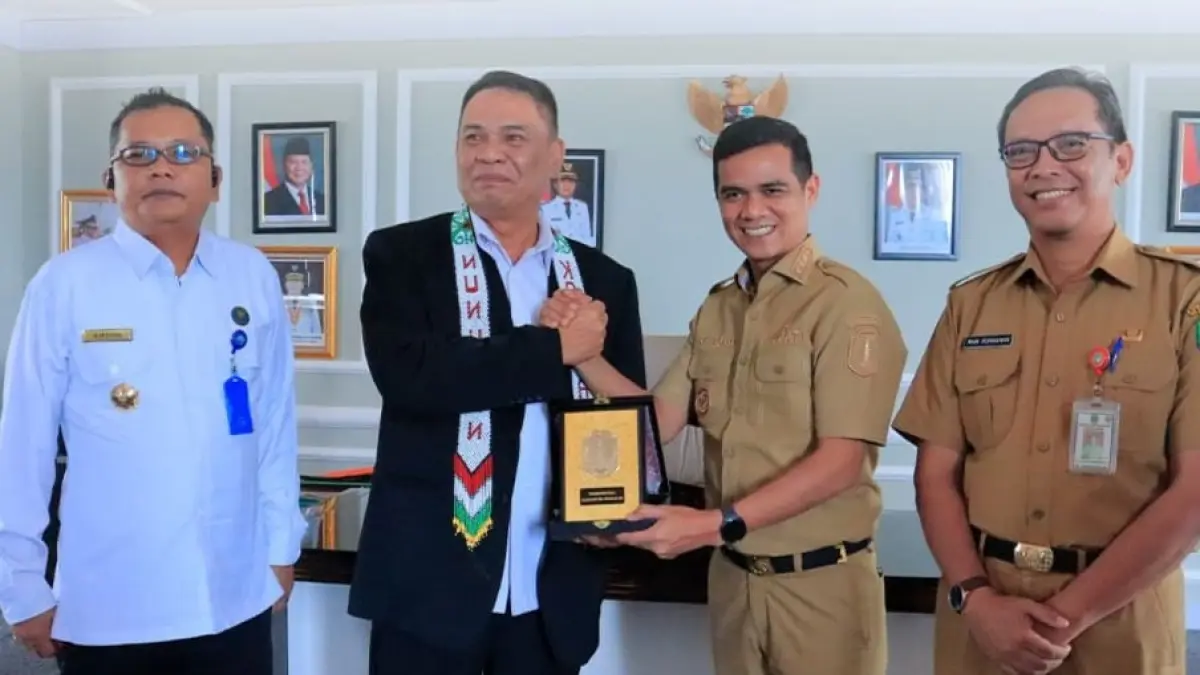 KOORDINASI : Kepala BNNP Kaltara, Abdul Hasyim bersama Bupati Nunukan, H. Irwan Sabri usai berdiskusi di ruang kerjanya, Senin (20/4).&nbsp;