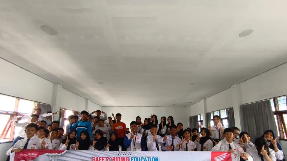 Puluhan siswa SMPN 26 Balikpapan antusias mengikuti kegiatan Safety Riding Education bersama Astra Motor dalam kampanye #Cari_AMAN guna menanamkan budaya berkendara aman sejak dini.