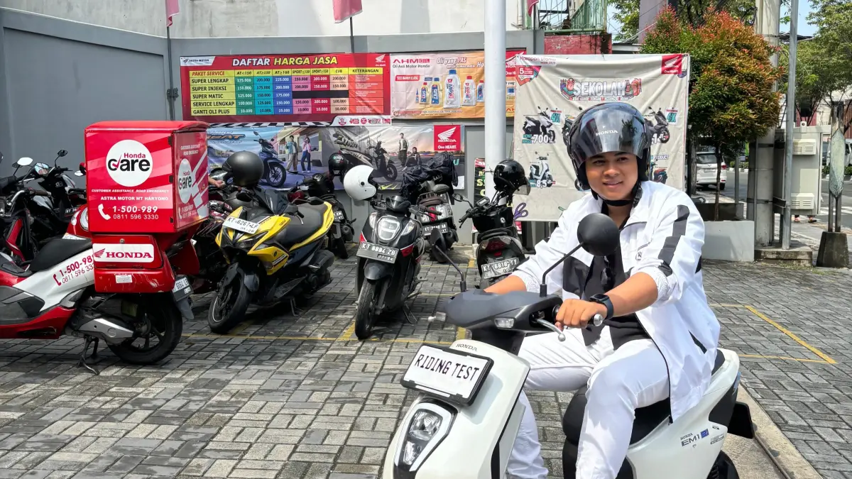 Seorang konsumen mencoba sepeda motor listrik Honda EM1 e: saat sesi test ride di dealer resmi Honda. Kegiatan ini memberikan kesempatan kepada masyarakat untuk merasakan langsung performa dan kenyamanan kendaraan ramah lingkungan tersebut.