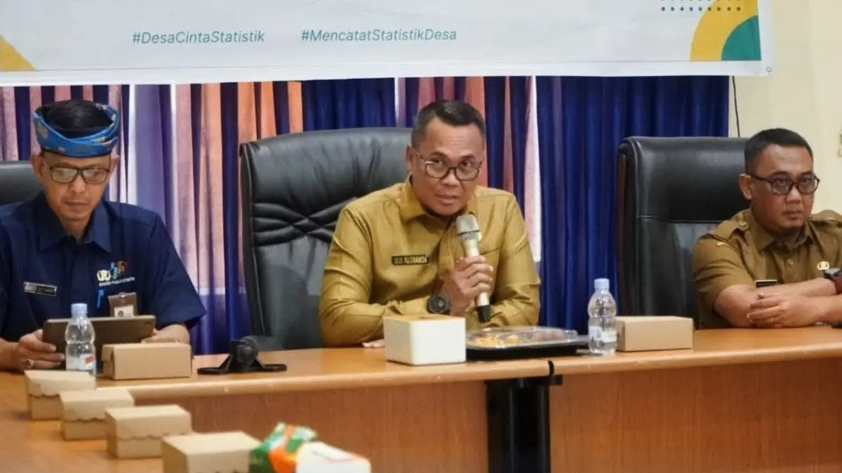 SOSIALISASI: Asisten I Uus Rusmanda didampingi Kadinsos-PMD M. Arief Prasetiawan dan Kepala BPS Tana Tidung Achmad Sani Setiawan dalam. sosialisasi Desa Cantik yang digelar di Ruang Rapat Wabup, Senin (20/4).(FOTO: DOK DISKOMINFO KTT)