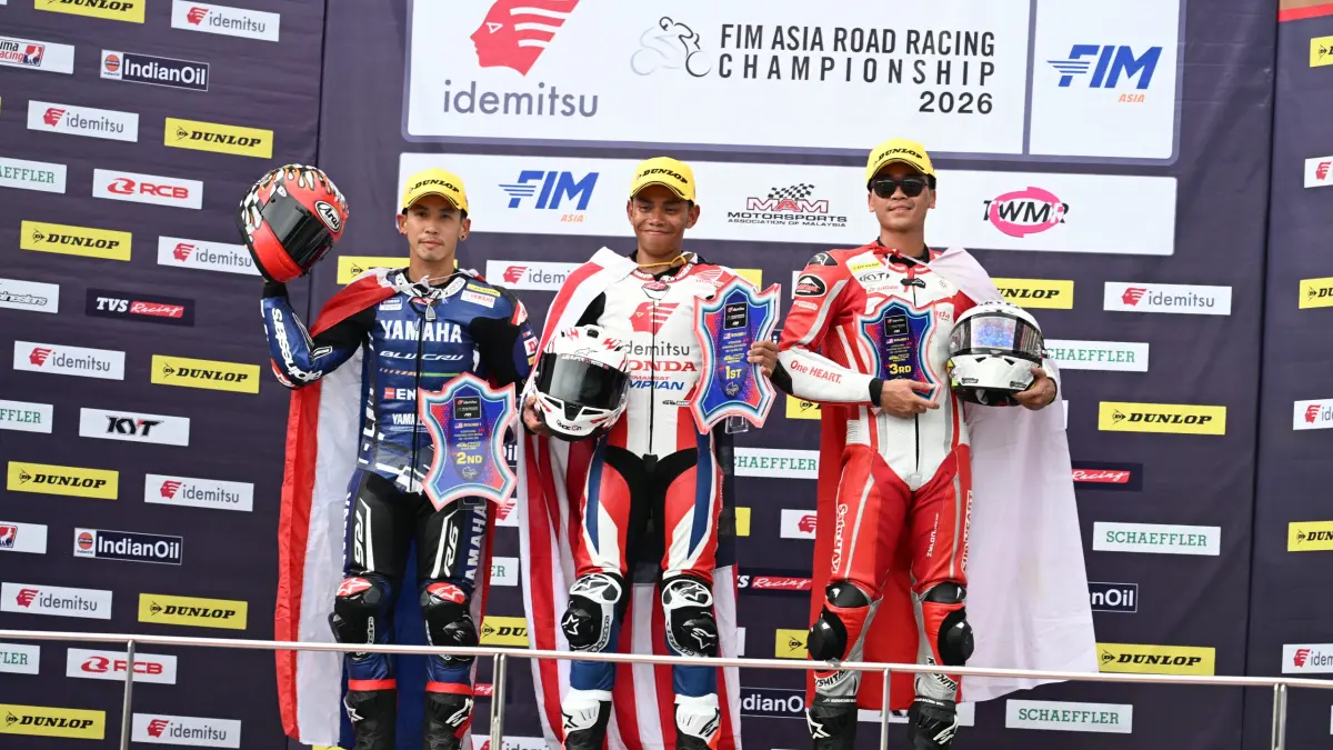 Tiga pebalap berdiri di podium usai finis pada ajang FIM Asia Road Racing Championship 2026. Rider Indonesia berhasil meraih posisi pertama, disusul peringkat kedua dan ketiga dalam persaingan ketat balapan bergengsi tingkat Asia tersebut.