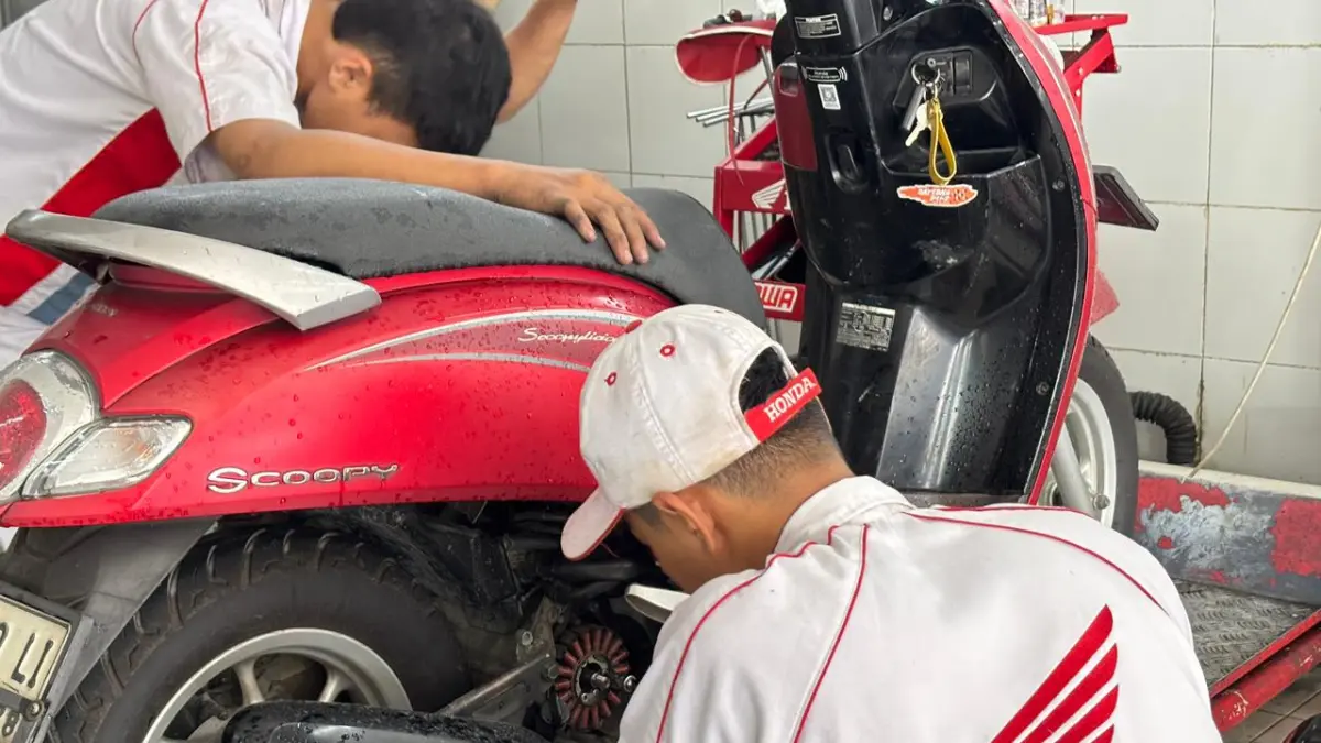 Astra Motor Kaltim 1 hadirkan promo “Kartini AHASS” khusus konsumen wanita hingga 30 April 2026, servis lengkap Rp150 ribu plus gratis oli.

Teknisi AHASS melakukan perawatan sepeda motor Honda dalam program promo “Kartini AHASS” yang menghadirkan servis hemat khusus konsumen wanita di jaringan Astra Motor Kaltim 1.