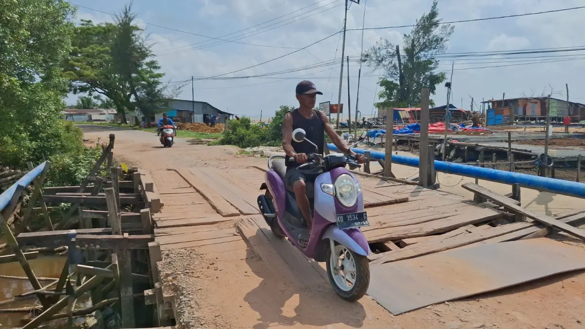 ANGGARAN PERUMBAHAN: Kondisi jembatan di daerah Pantai Amal yang direncanakan akan dipermanenkan pada anggaran perubahan. AGUS DIAN ZAKARIA/RADAR TARAKAN&nbsp;