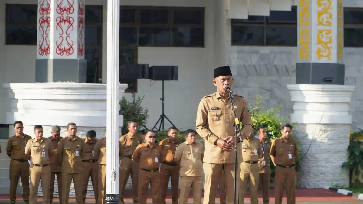BERIKAN ARAHAN: Bupati Bulungan Syarwani memberikan arahan dalam apel Senin di Halaman Kantor Bupati Bulungan. FOTO: RADAR TARAKAN